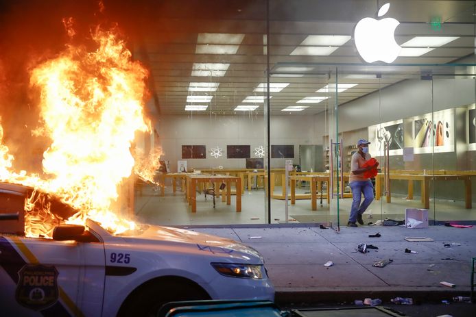 De geplunderde Apple Store in het Amerikaanse Philadelphia.
