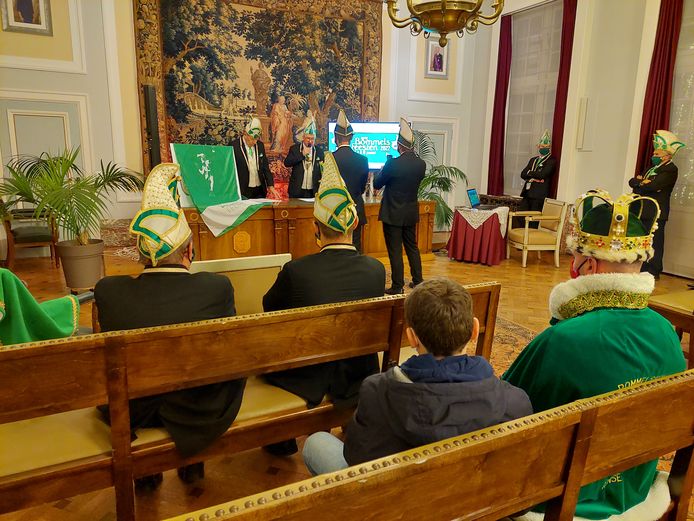 De Raad der Bommels maakte vanuit het stadhuis het alternatieve programma bekend tijdens een live stream onder het goedkeurend oog van Koning Jacky.