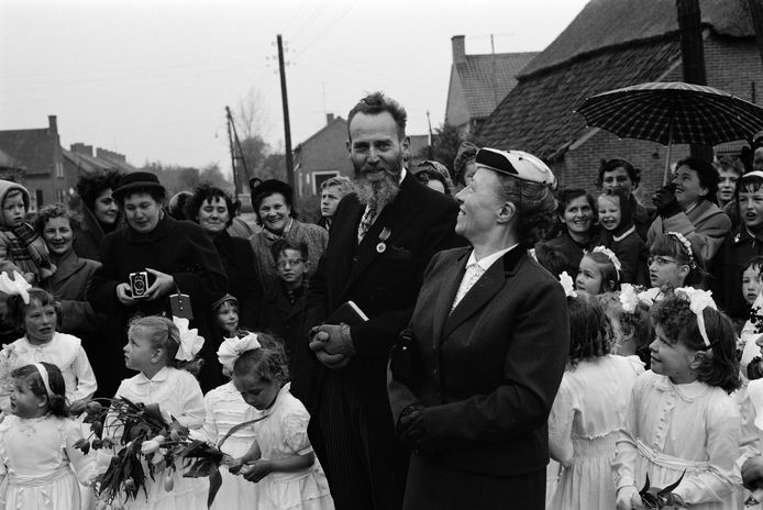 Mevrouw Ria Gielen-Kraan wordt gehuldigd omdat ze 25 jaar als vroedvrouw werkt in Berghem. Naast haar staat haar echtgenoot ‘meester’ Gielen. (1957).