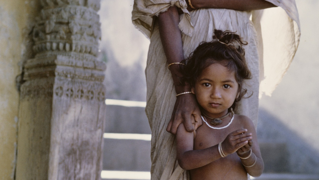 De eerste foto van moeder en dochter bij een tempel in Nepal, is meteen ook de beste. Beeld Ed van der Elsken / Nederlands Fotomuseum
