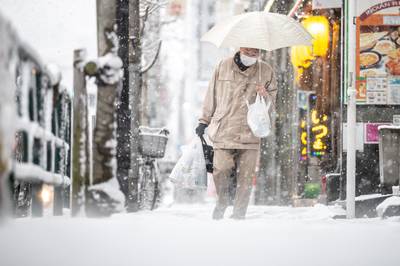 Zeldzame winterse buien bedekken Tokio onder sneeuwtapijt