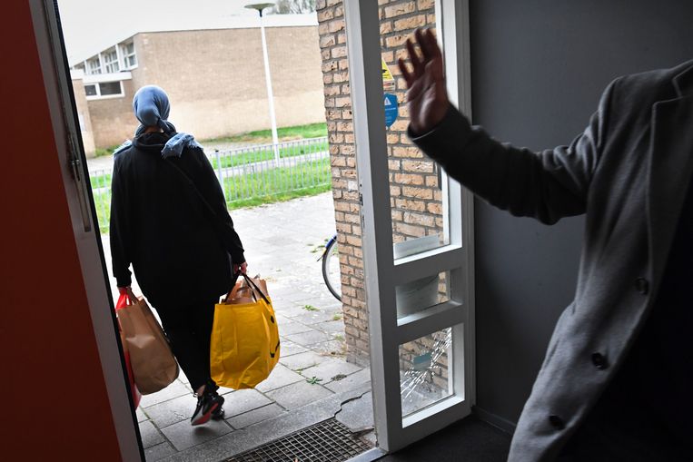 Het Rode Kruis deelt in Utrecht ontbijtpakketten uit aan arme gezinnen met kinderen. Een moeder heeft zojuist haar pakketten opgehaald. Beeld Marcel van den Bergh / de Volkskrant