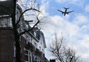 Vliegtuig boven Oud-Zuid in Amsterdam.