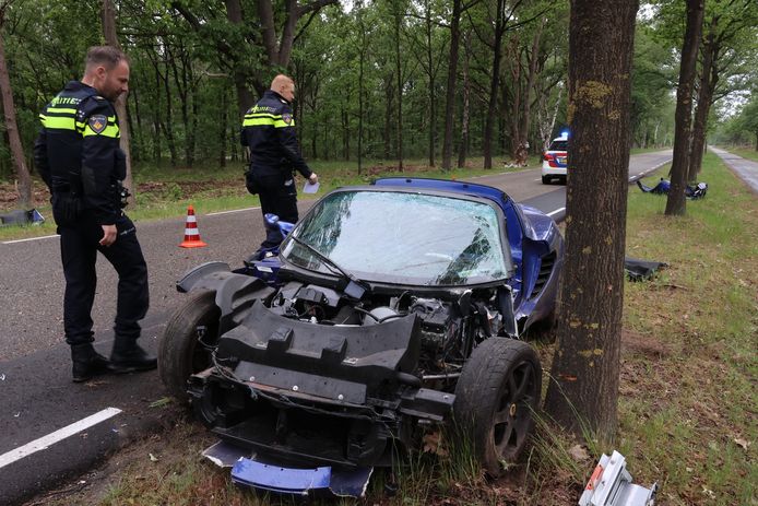 Lotus crasht tegen boom in Oirschot.