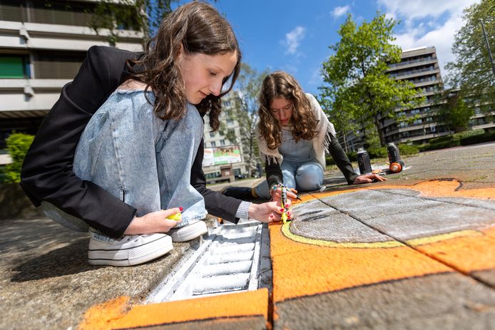 De leerlingen van SASK gaan aan de slag met onkruid, stoeptegels en hun eigen creativiteit.