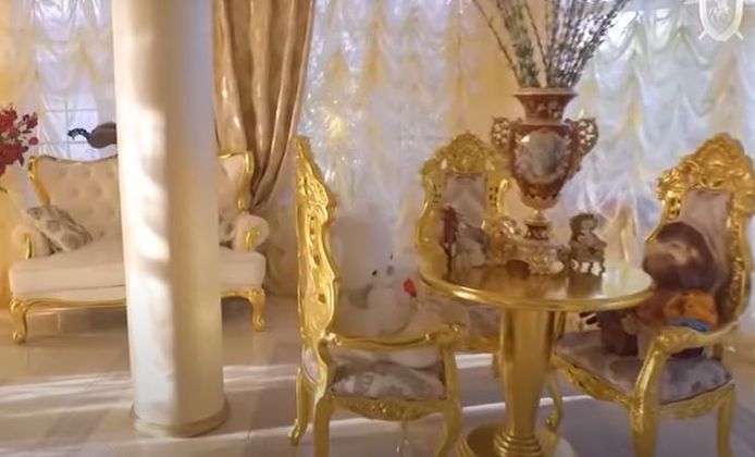 De villa is volledig aangekleed met goud