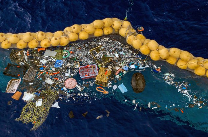 Een veegarm van The Ocean Cleanup verzamelt afval in de Grote Oceaan.