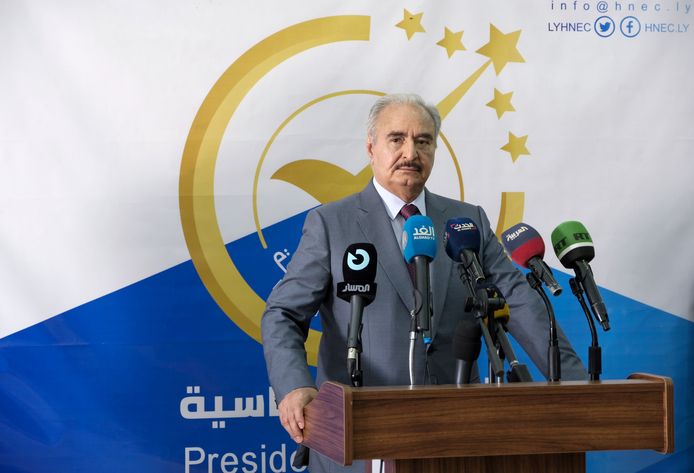 Krijgsheer Khalifa Haftar stelde zich kandidaat voor de presidentsverkiezingen.