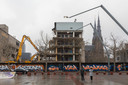 De sloop van Stadhuisplein 6 in Eindhoven, het voormalige Herman Witte-huis van de Agglomeratie Eindhoven en maatschappelijke zaken, is hervat.