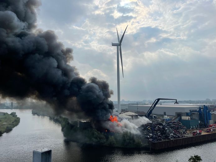 Brand bij schrootbedrijf AVI in Den Bosch