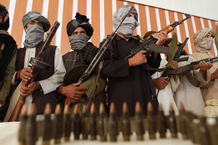 Op deze foto: ex-talibanmilitanten bij hun overgave in 2013.