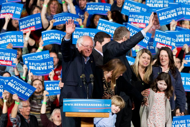 Bernie Sanders met zijn vrouw en zoon Levi.  Beeld AP