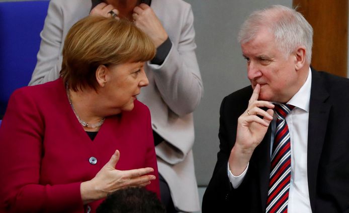 Het botert niet tussen kanselier Angela Merkel en minister van Binnenlandse Zaken Horst Seehofer.