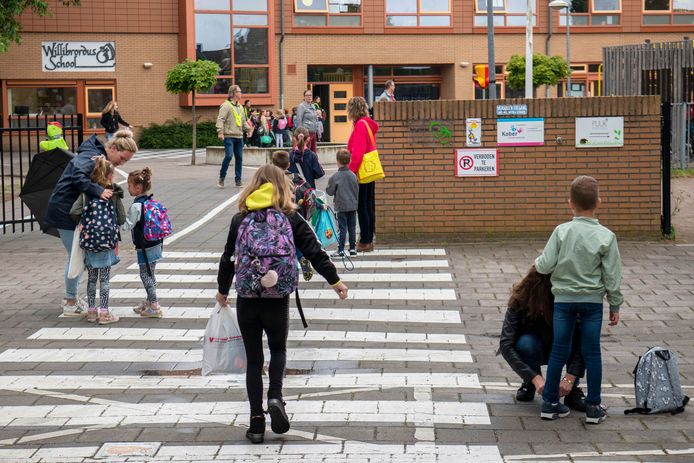 Juni 2020 konden de kinderen weer naar de Willibrordusschool in Alphen, op veilige afstand van elkaar.