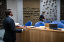 Thierry Baudet (FvD) en Premier Mark Rutte, nadat het voltallige kabinet de plenaire zaal verliet tijdens de bijdrage van Baudet.