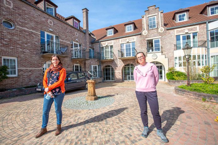 Coördinator Sonja Tiels en Inge Langelet, begeleider dagbesteding, aan Residentie Klein Veldeken waar de bewoners van Ter Linde volgende maand hun stek vinden.