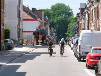 Fietssuggestiestroken moeten fietsen naar school veiliger maken, al is Fietsersbond niet overtuigd: “Niet meer dan dure laag verf”