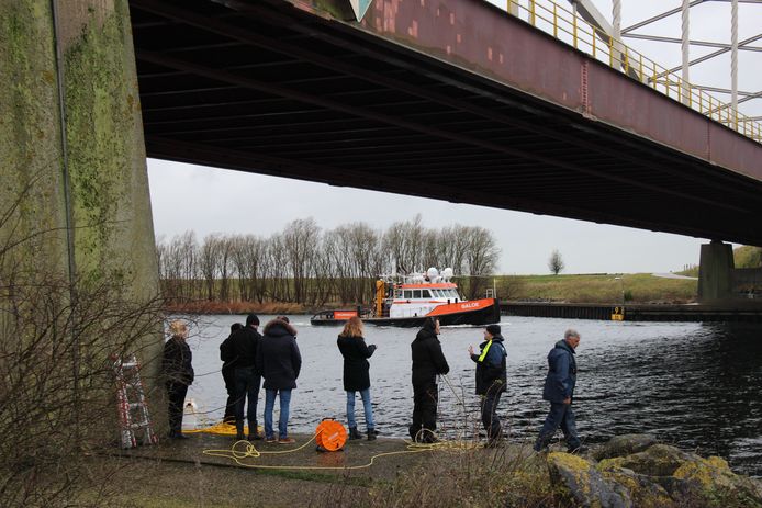 Duikers gingen op zoek naar mogelijk gedumpte stoffelijke resten van de Belgische loodgieter Johan Van der Heyden in het Schelde-Rijnkanaal bij Sint Philipsland in Nederland.