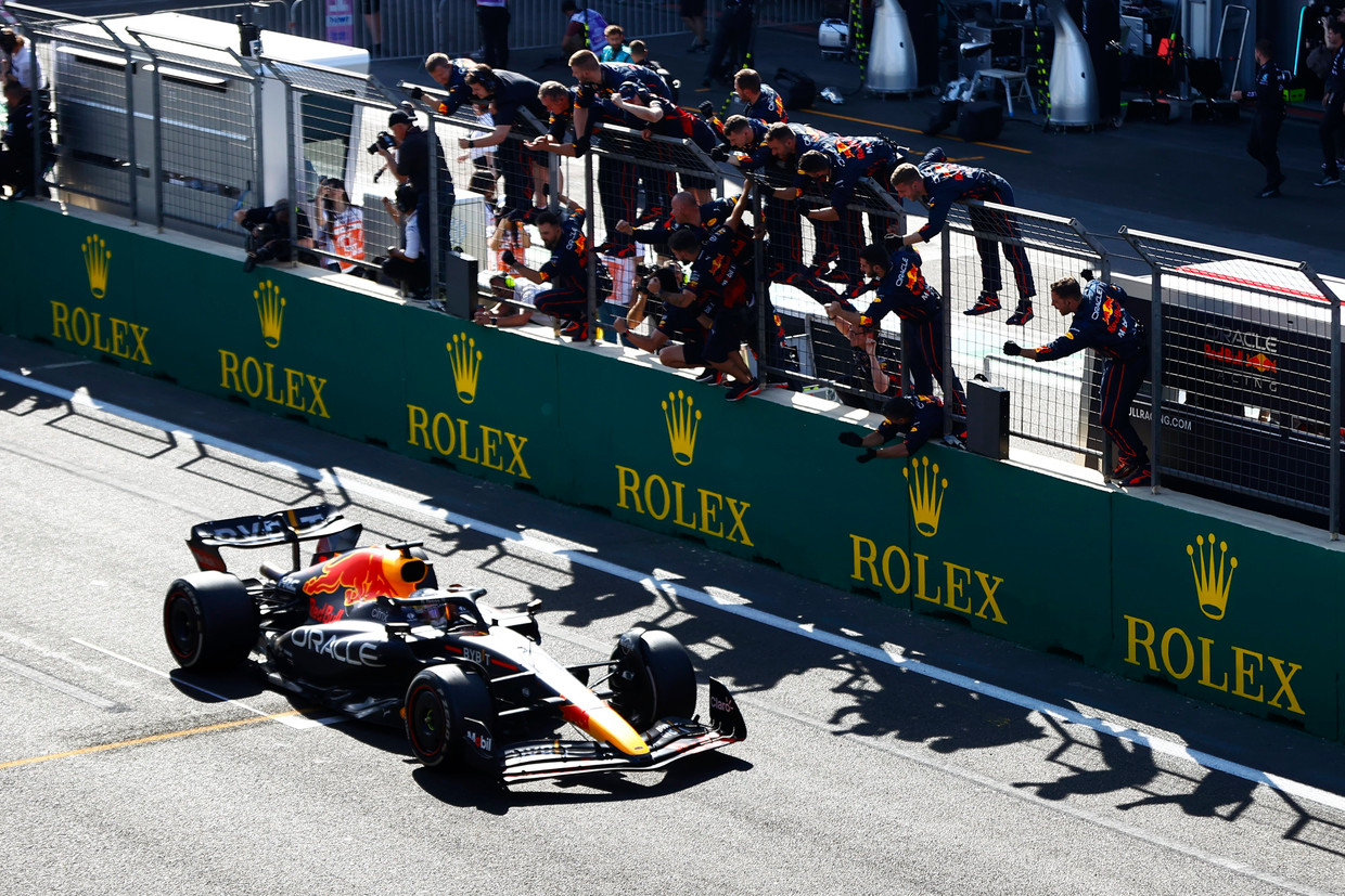 Het team viert deze terwijl Verstappen over de streep rijdt. Beeld Photo News