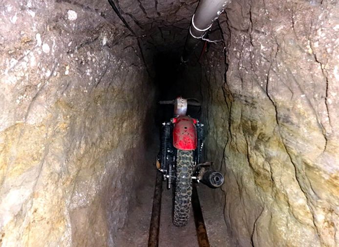 De tunnel die El Chapo gebruikte om uit de zwaarbewaakte gevangenis van El Antiplano te ontsnappen. Er zou een jaar aan gegraven zijn.