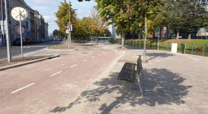 Een van de nieuwe bankjes aan de Nieuwe Prinsenkade in Breda