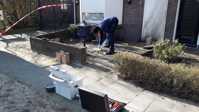 De forensische recherche verricht sporenonderzoek in de voortuin van de woning aan de Asterstraat in Oss waar voor de tweede keer in een week tijd brand werd gesticht.