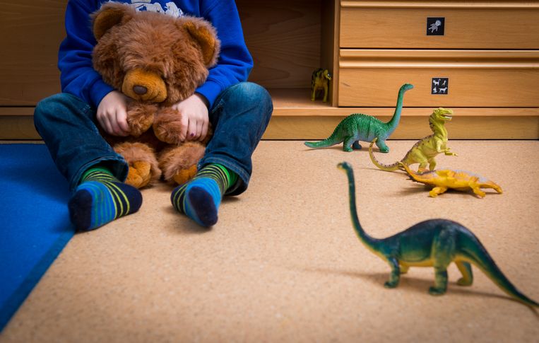 Een jongen met een knuffelbeer in een speelkamer van een jeugdhulpverleningscentrum.  Beeld ANP XTRA