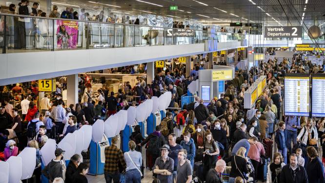 “Kom niet meer naar luchthaven”: Chaos op Schiphol op drukste dag in jaren na wilde staking KLM-personeel