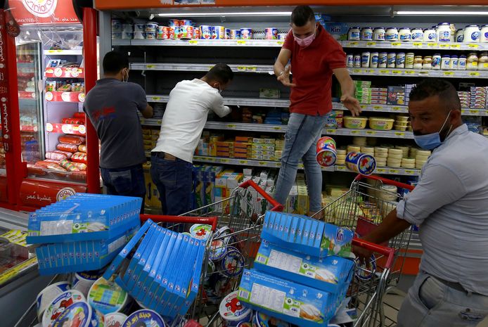 Werknemers van een supermarkt in de Jordaanse hoofdstad Amman geven gehoor aan een oproep om Franse producten te boycotten. Dozen Franse smeerkazen verdwijnen uit de koelrekken.