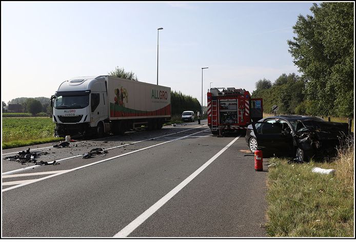 Bij het ongeval op de N42 raakte de bestuurder van de personenwagen zwaargewond.