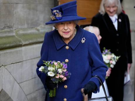 Elizabeth II apparaît en public avec une canne