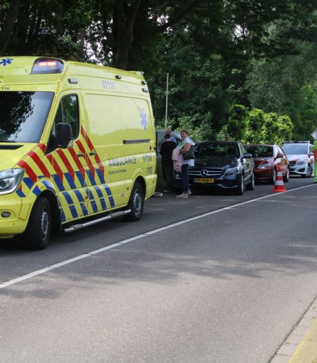 Fietser raakt gewond bij aanrijding in Barneveld en moet naar het ziekenhuis