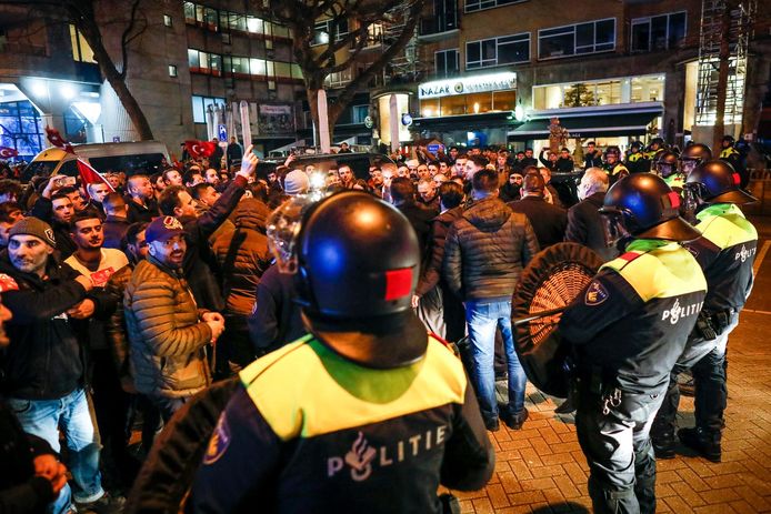 De politie staat opgesteld rond de demonstratie van Turkse Nederlanders bij het Turkse consulaat aan Westblaak.