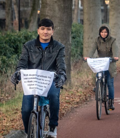 Afghaanse evacués bedanken Nijmegen voor
de gastvrijheid met briefjes op hun fiets