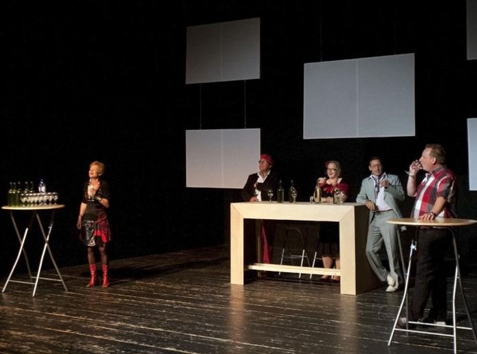 Een scene uit de voorstelling Sterke drank in Oud-Zuid. foto René Manders