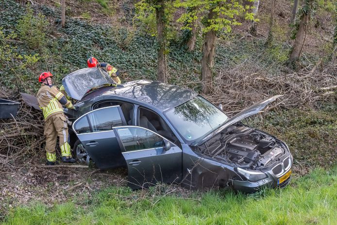 Auto over de kop geslagen bij Ringbaan Zuid in Tilburg.