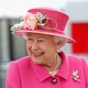 Koningin Elizabeth luidt zomervakantie in met opvallend roze ensemble