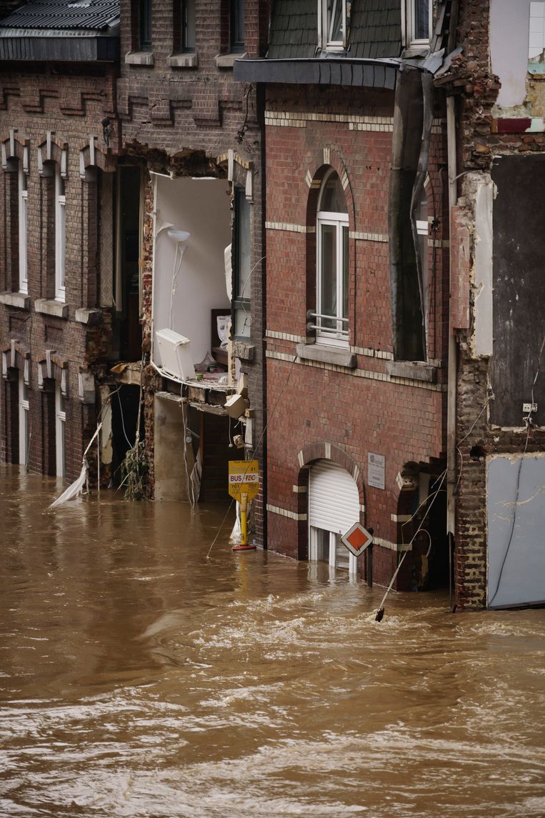 In deze straat in Pepinster stonden huizen die op enkele seconden tijd zijn ingestort. het water kwam vanmorgen tot aan het eerste verdiep.  Beeld Eric de Mildt