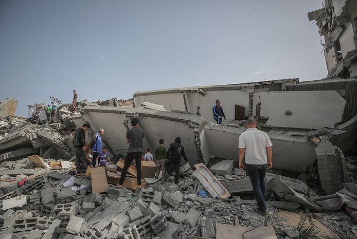 Burgers in Gaza doorzoeken het puin na de bombardementen