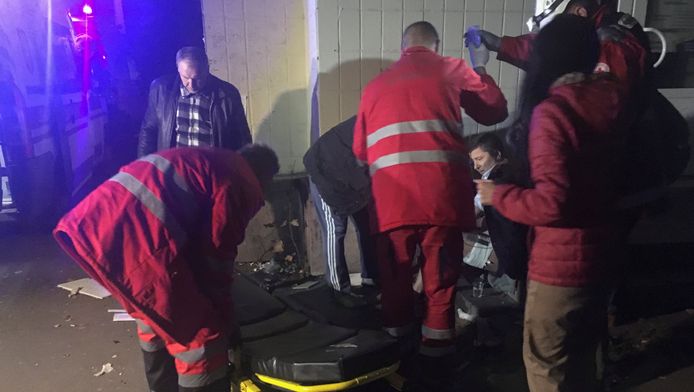 Paramedici helpen een man die gewond raakte bij de explosie in Kiev.