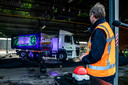 De eerste elektrische vuilniswagen van Gelderland staat te blinken, vlak voor de ingebruikname.
