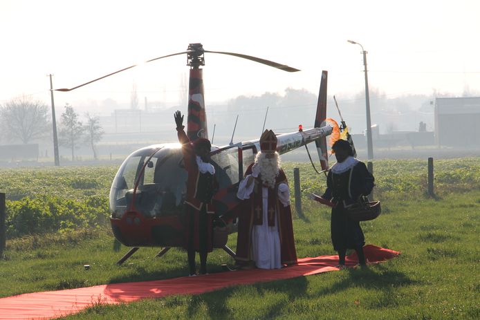 Intrede van de Sint met de helikopter bij basisschool De Talententuin in Lendelede.