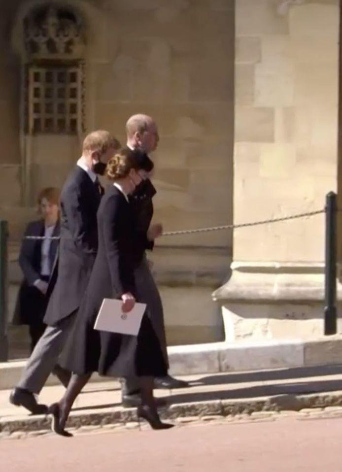 Harry loopt samen met William en Kate terug naar Windsor Castle.