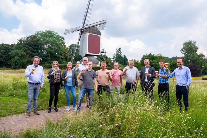 Bijna 1000 jaar aan ondernemers bijeen in Asten. Vlnr: Hans Geven, Ellen van Bussel, Anne van Bussel, Johan Schriks, Peer van Kemenade, Henk van Eijk, Will van Eijk, Peer van Eijk, Joost Eijsbouts, Willemjan van Golstein Brouwers en Pieter van Eersel.
