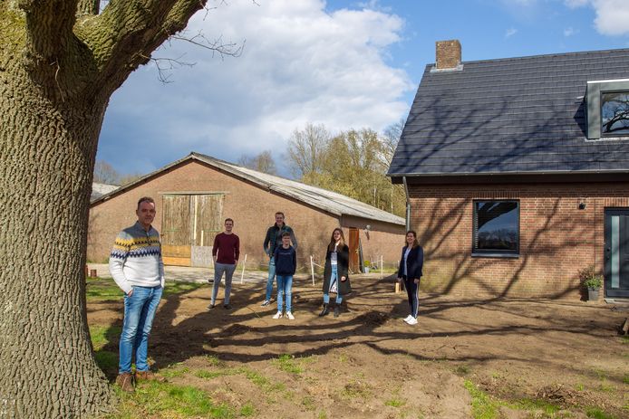 Vlnr Richard Wijnen, zoon Jos, Jorg en jongste zoon Thijs, dochter Iris en Sonja op de plek waar de nieuwbouw moet verrijzen.