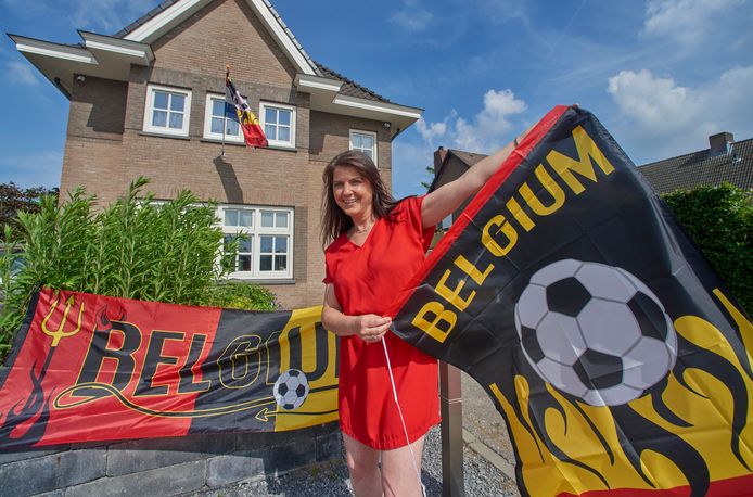 Sophie Verschoore uit Berghem heeft  Belgische vlaggen aan haar huis hangen. Ze is supporter van het Belgisch elftal.