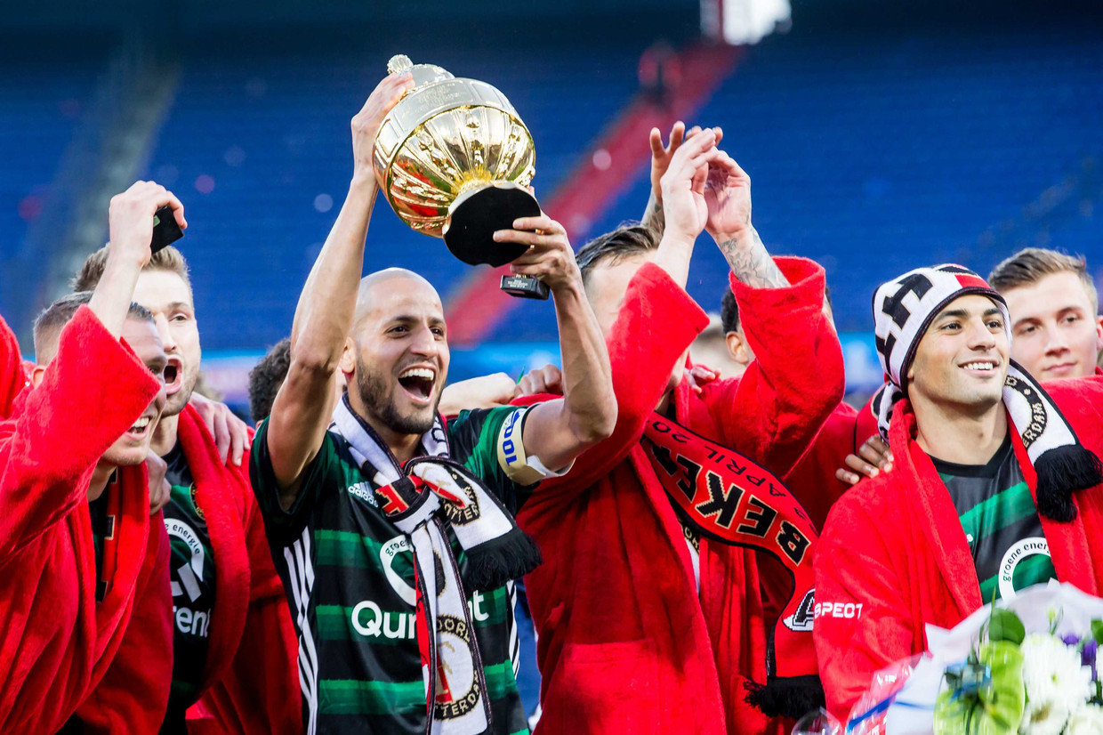 Feyenoord speler Karim El Ahmadi heeft de gouden dennenappel in zijn handen van de KNVB-beker in april 2018 Beeld ANP Pro Shots