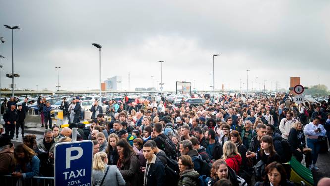 REPORTAGE. Een dag in de chaos op luchthaven Charleroi: “Je zal moeten aanschuiven of naar huis gaan. Point final”