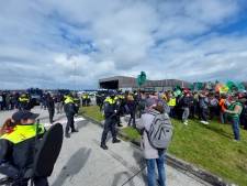 Grimmige sfeer bij demonstratie Extinction Rebellion op Eindhoven Airport, Marechaussee grijpt in