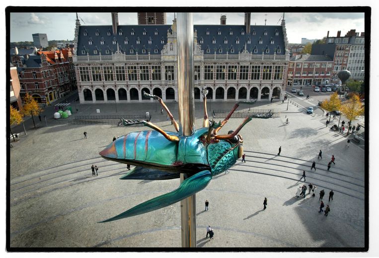 Op het Ladeuzeplein in Leuven staat ook het kenmerkende 'Totem'. Beeld Tim Dirven